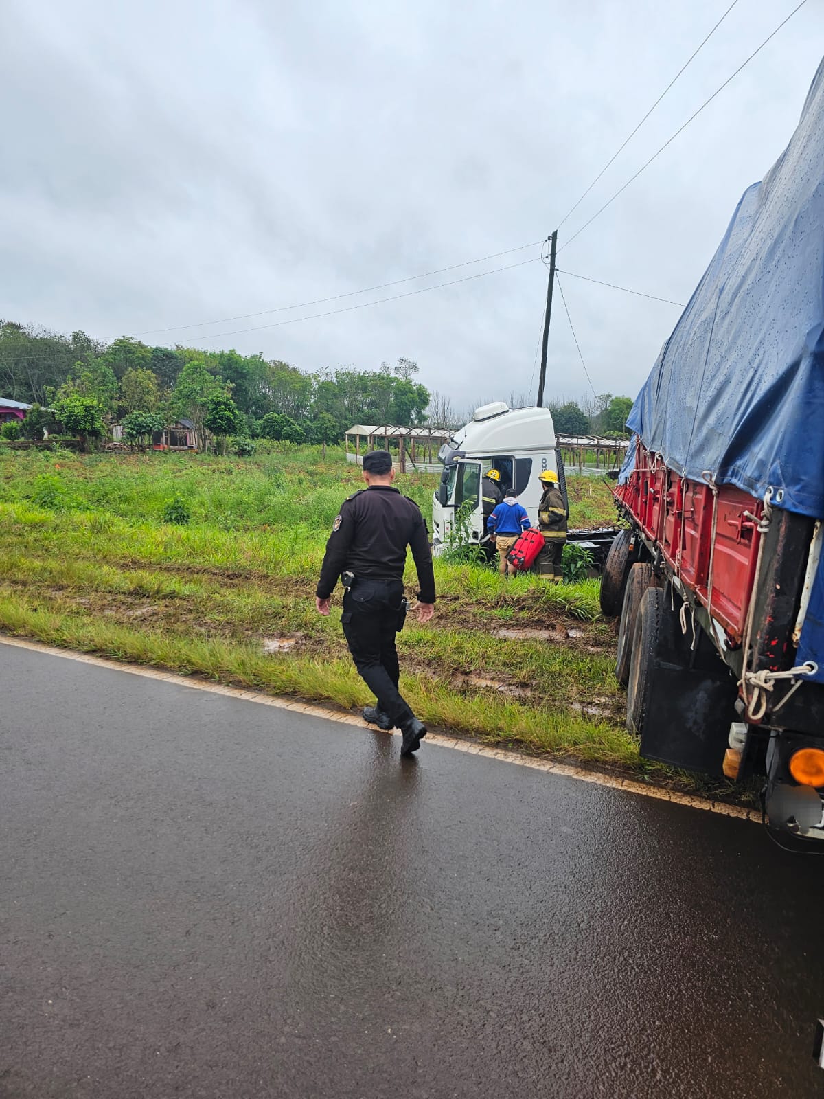 Un camionero sufrió lesiones leves tras despistar sobre la ruta 101 en Andresito 2